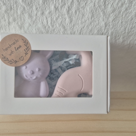 Kleine Geschenkboxen mit verschiedenen Inhalten