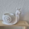 Schneckenform mit künstlichen Blumen