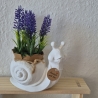 Schneckenform mit künstlichen Blumen