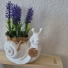 Schneckenform mit künstlichen Blumen