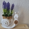 Schneckenform mit künstlichen Blumen