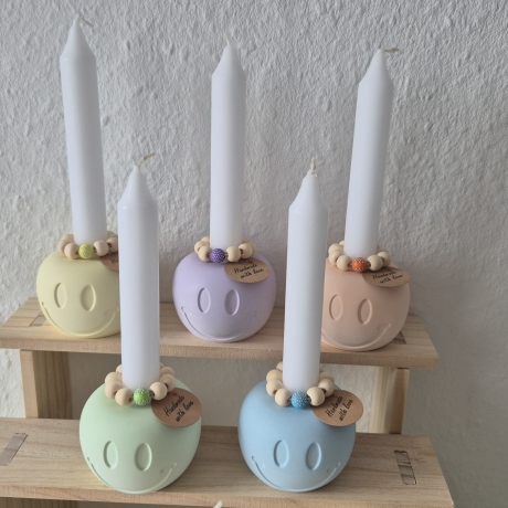 Smily Kerzenständer in Regenbogenfarben mit Kerze und Perlendeko