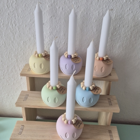 Smily Kerzenständer in Regenbogenfarben mit Kerze und Perlendeko