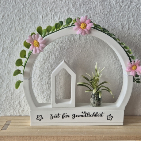 Blumenbogen mit Haus und Vase