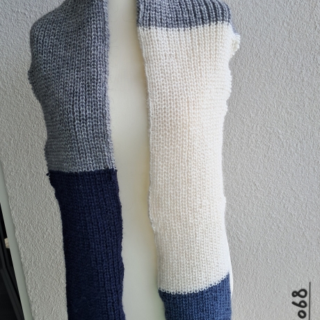 Schal - handgestrickt - leicht und wärmend-unregelmäßige Streifen