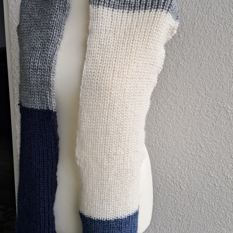 Schal - handgestrickt - leicht und wärmend-unregelmäßige Streifen
