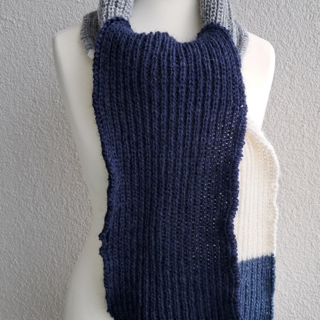 Schal - handgestrickt - leicht und wärmend-unregelmäßige Streifen
