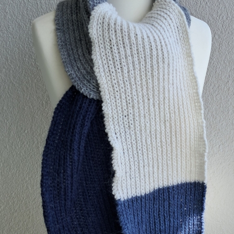 Schal - handgestrickt - leicht und wärmend-unregelmäßige Streifen
