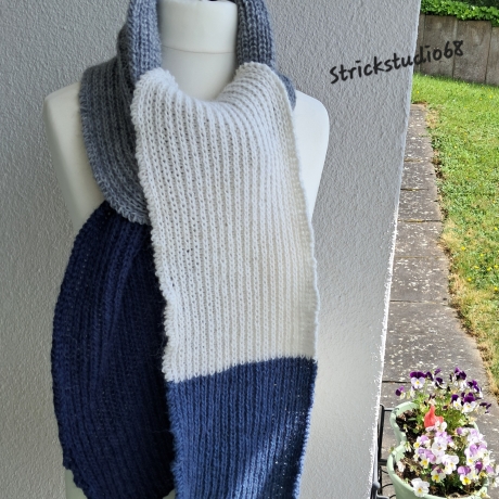 Schal - handgestrickt - leicht und wärmend-unregelmäßige Streifen