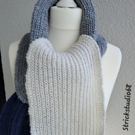 Schal - handgestrickt - leicht und wärmend-unregelmäßige Streifen