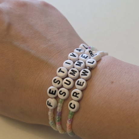 Festivalarmband / sommerliches Perlenarmband / Pastelltöne 