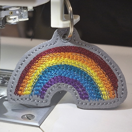 ITH  - 2  verschiedene Regenbogen Anhänger 