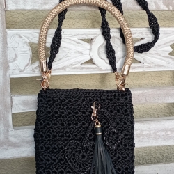 Sling Bag mit kurzem Schulterriemen 