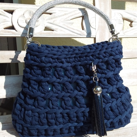 Sling Bag mit kurzem Schulterriemen 