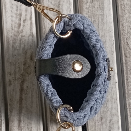 Sling Bag mit kurzem Schulterriemen 
