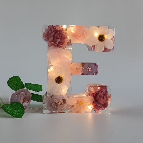 Epoxidharz Buchstabe E beleuchet