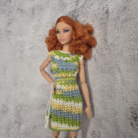 Buntes Puppenkleid und Zubehör für 1:6 Puppen (Barbie, Steffi)