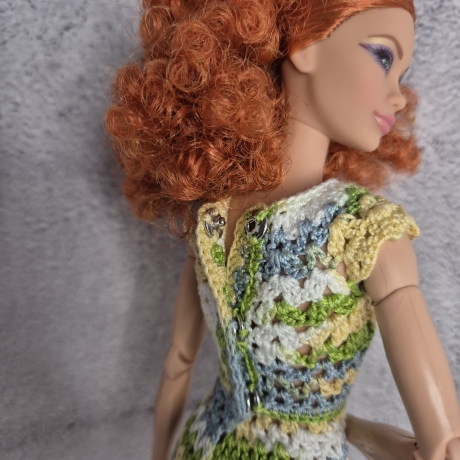 Buntes Puppenkleid und Zubehör für 1:6 Puppen (Barbie, Steffi)