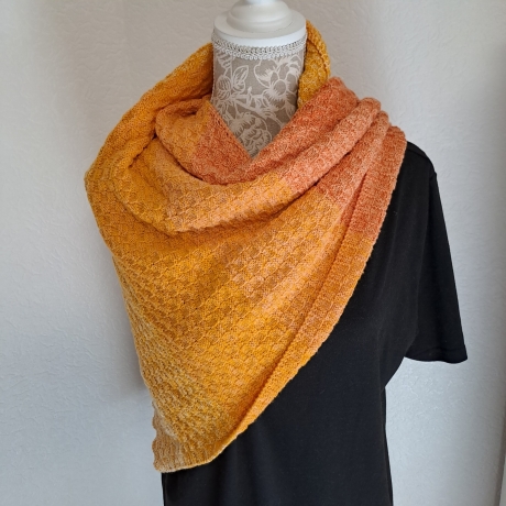 Asymmetrisch gestricktes Dreiecktuch 