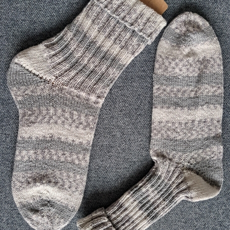 Socken Gr. 40/41 / handgestrickt / Glitzerfaden grau/weiß