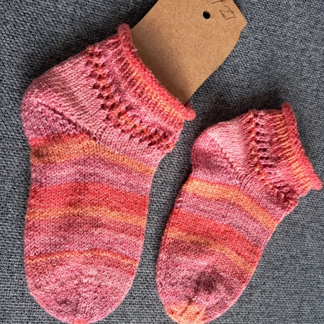 Kindersocken Gr. 26/27 Rollrand / Lochmuster / rot-orange-rosa