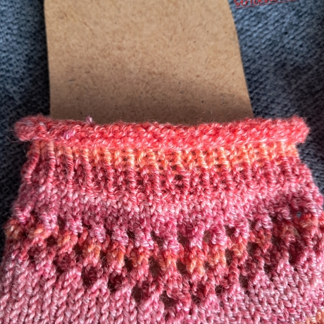 Kindersocken Gr. 26/27 Rollrand / Lochmuster / rot-orange-rosa