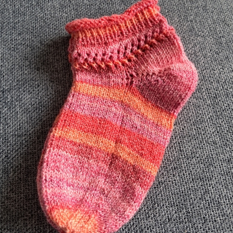 Kindersocken Gr. 26/27 Rollrand / Lochmuster / rot-orange-rosa