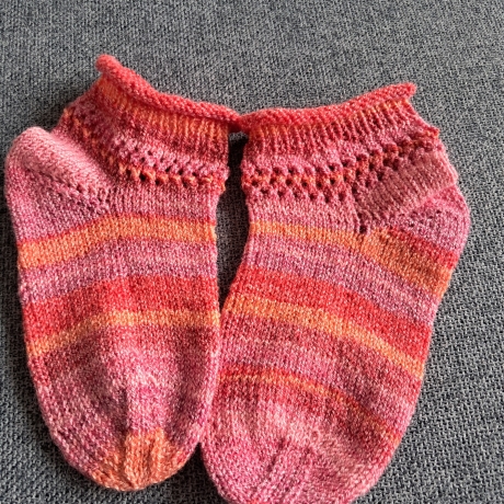 Kindersocken Gr. 26/27 Rollrand / Lochmuster / rot-orange-rosa