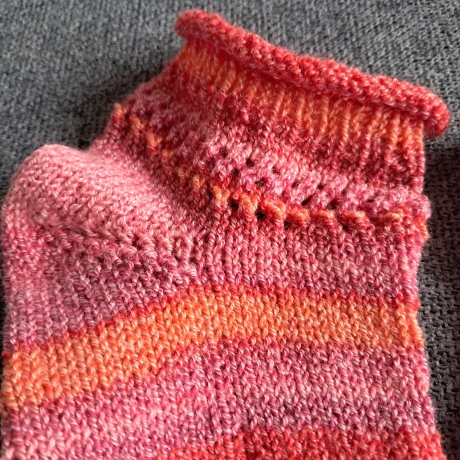 Kindersocken Gr. 26/27 Rollrand / Lochmuster / rot-orange-rosa