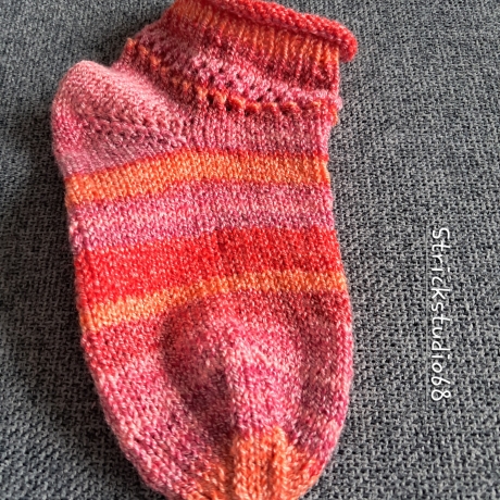 Kindersocken Gr. 26/27 Rollrand / Lochmuster / rot-orange-rosa