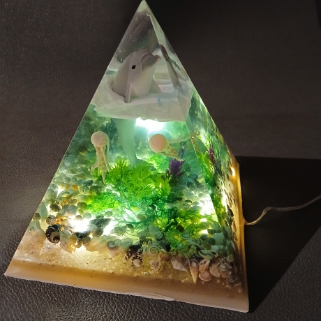 Epoxidharz Pyramide Delphin beleuchtet