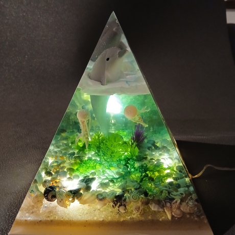 Epoxidharz Pyramide Delphin beleuchtet