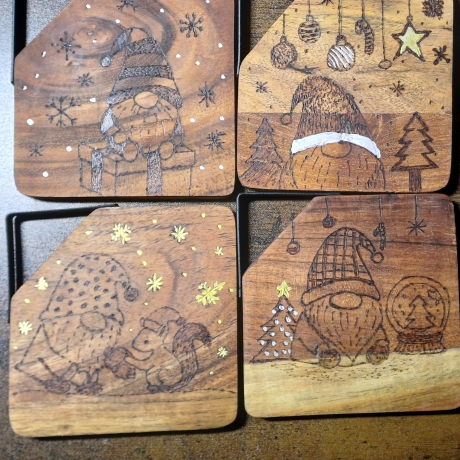4er-Set handgebrannte Holzuntersetzer „Winterwichtel“
