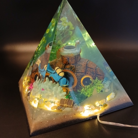 Epoxidharz Pyramide Taucher mit Schatztrue beleuchtet