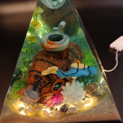 Epoxidharz Pyramide Taucher mit Schatztrue beleuchtet