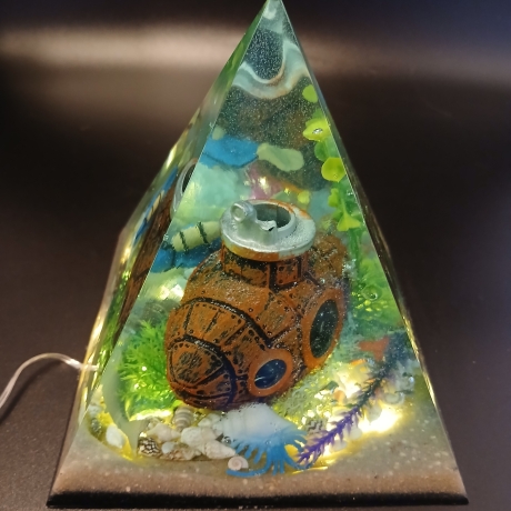 Epoxidharz Pyramide Taucher mit Schatztrue beleuchtet