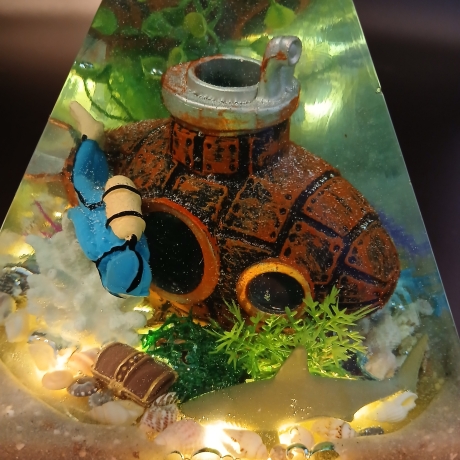 Epoxidharz Pyramide Taucher mit Schatztrue beleuchtet