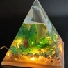Epoxidharz Pyramide Delphin beleuchtet
