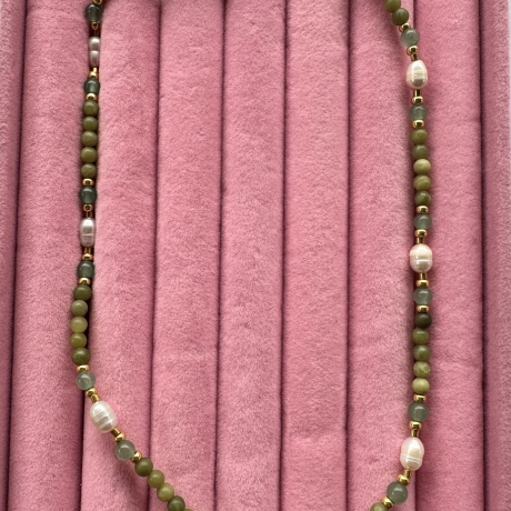 Zarte Jade Kette – Süßwasserperlen AA+ (4 mm)