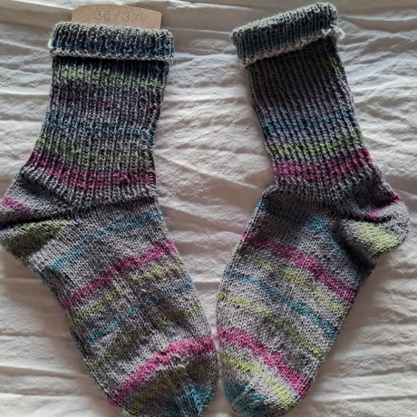 Socken Gr. 36/37 - handgestrickt - grau, bunte Streifen