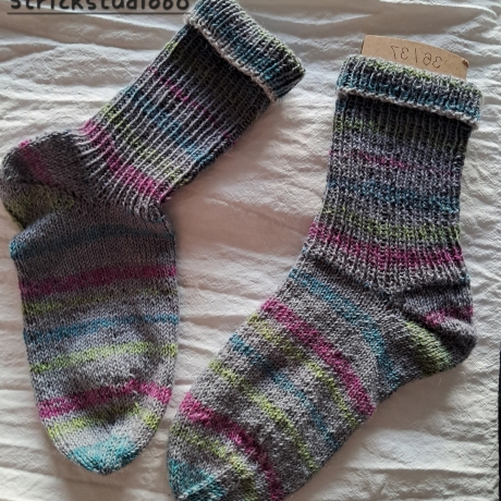 Socken Gr. 36/37 - handgestrickt - grau, bunte Streifen