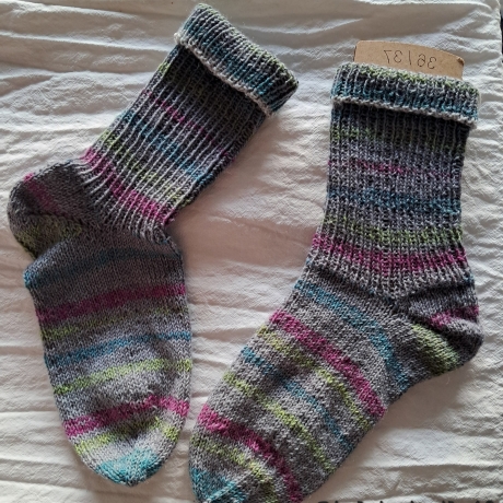 Socken Gr. 36/37 - handgestrickt - grau, bunte Streifen