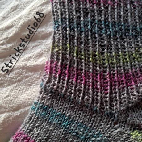Socken Gr. 36/37 - handgestrickt - grau, bunte Streifen
