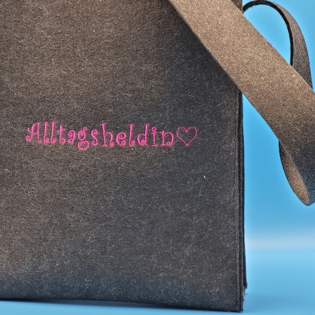 Schultertasche aus Nadelfilz