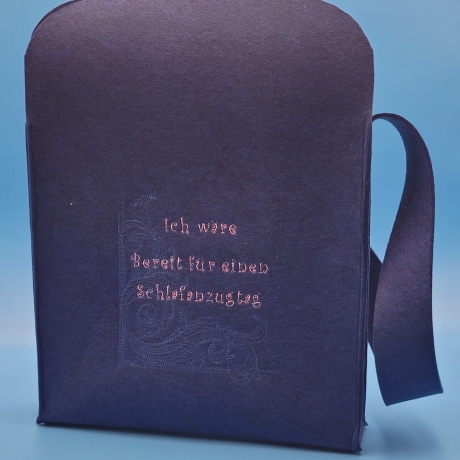 Schultertasche aus Nadelfilz