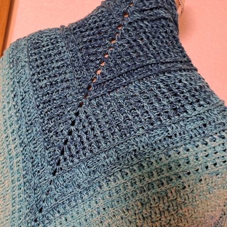 Gehäkeltes tiefes Dreiecktuch 