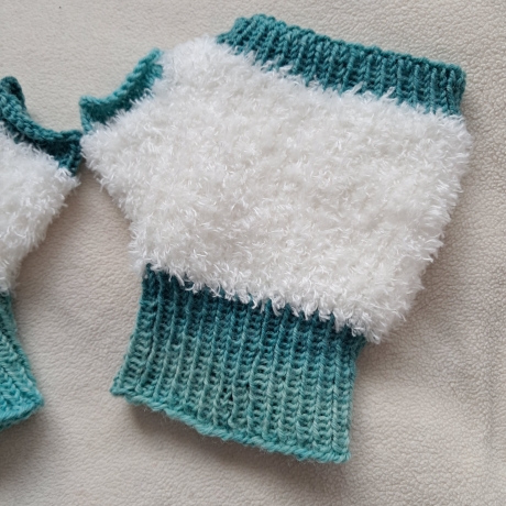 Handstulpen in Felloptik - türkis/weiß  Gr. S/M