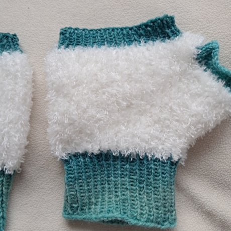 Handstulpen in Felloptik - türkis/weiß  Gr. S/M