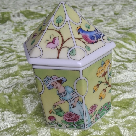 Im Garten - Erlebnisreise auf Porzellan - Porzellandöschen