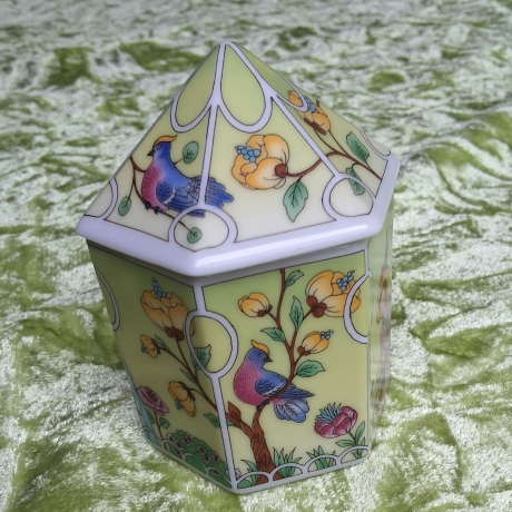 Im Garten - Erlebnisreise auf Porzellan - Porzellandöschen